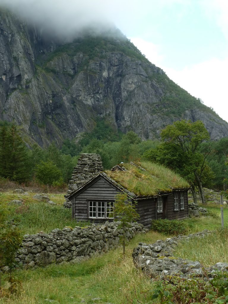 Grass-covered hut in Eidfjord / Norway